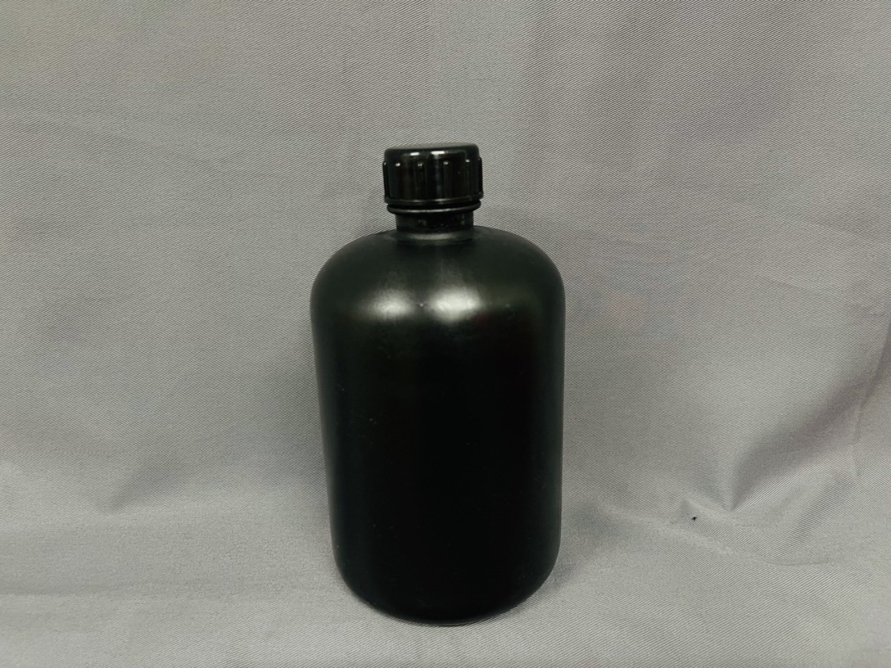 F-03-2細口黑色瓶1,000cc(附內塞) 